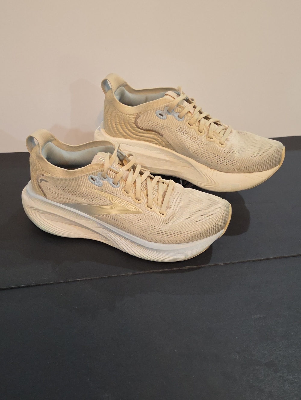 Brooks Adrenaline 25 GTS Women's Running Shoes in Beige Size 8.5